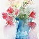 Blauwe kan met bloemen